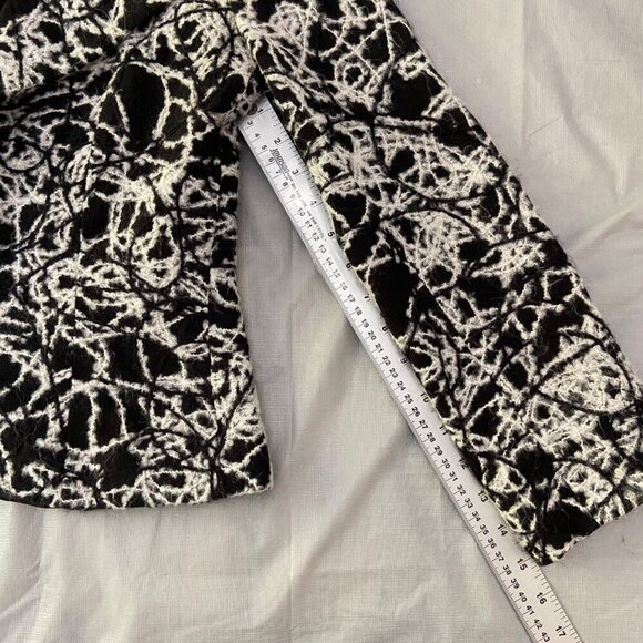 Dinh Bà Black & White Abstract Pattern Fuzzy Texture Blazer - Size Small - Picture 14 of 16